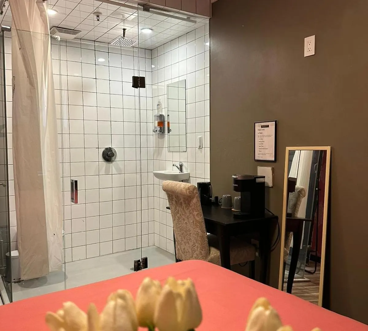 **  Queen Nest Hotel Toronto Canada