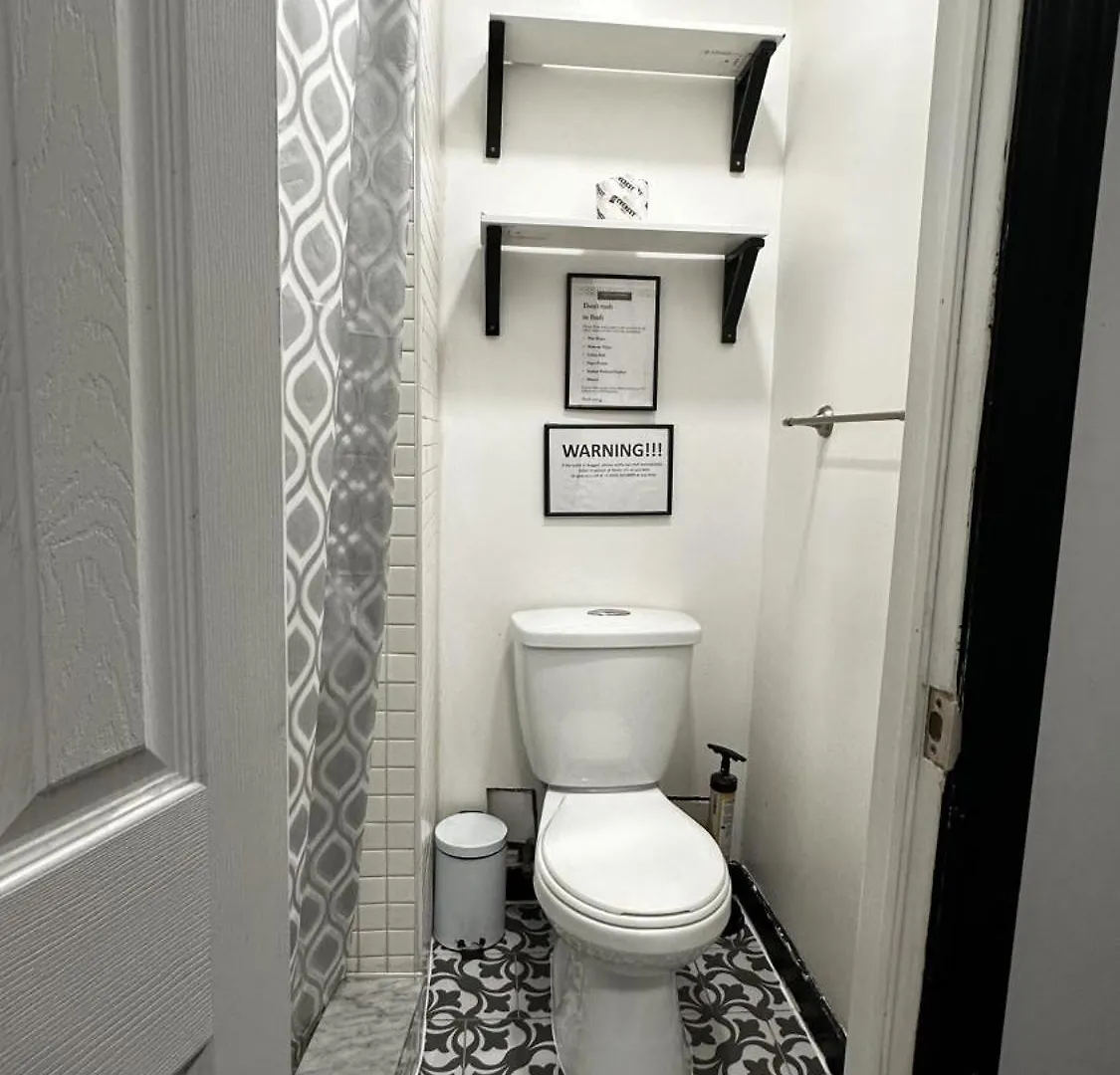 **  Queen Nest Hotel Toronto Canada